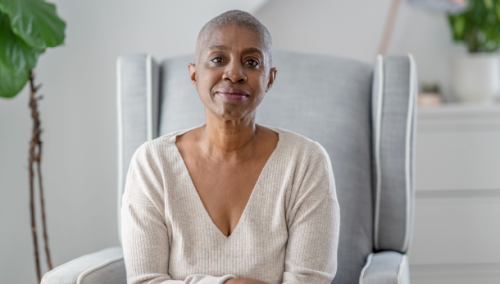 Une femme atteinte de cancer assise, calme