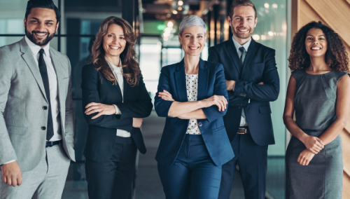 Un groupe de personnes en tenue de travail, souriantes