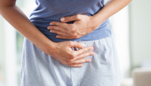Une femme avec des problèmes intestinaux