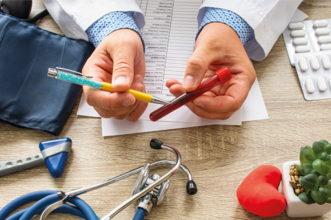 Un médecin tient montre un tube de sang