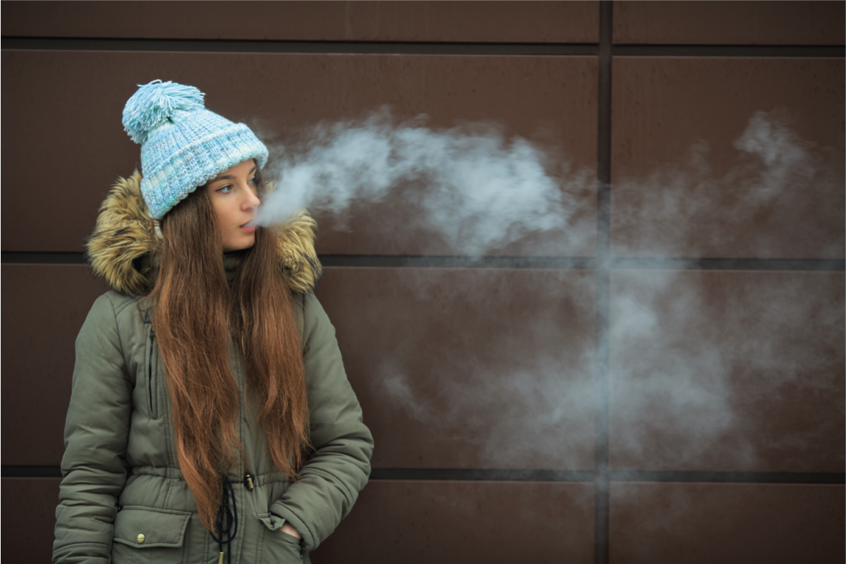Une jeune femme fume