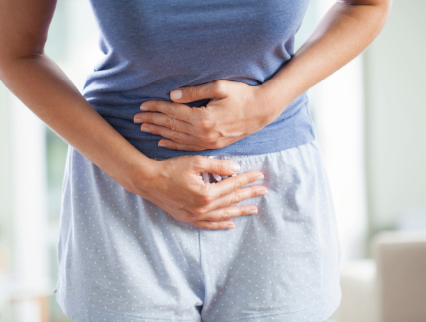 Une femme avec des problèmes intestinaux