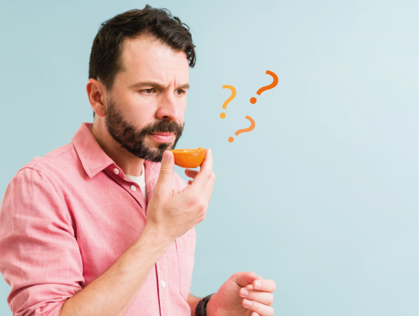 Un homme qui ne reconnait pas l'odeur d'une orange