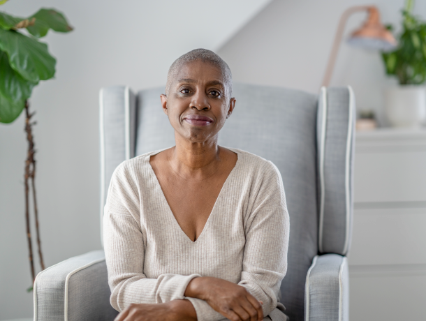 Une femme atteinte de cancer assise, calme